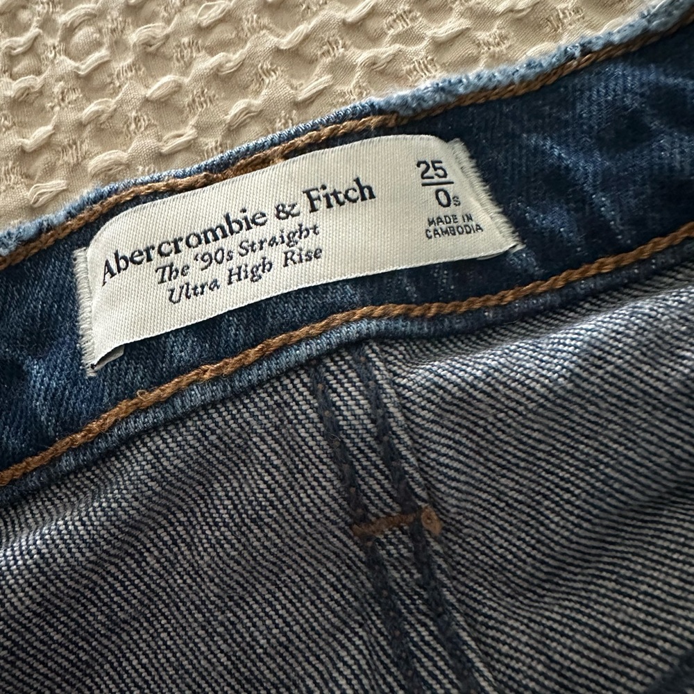 Women’s 90’s Ultra High-Rise Abercrombie jeans!